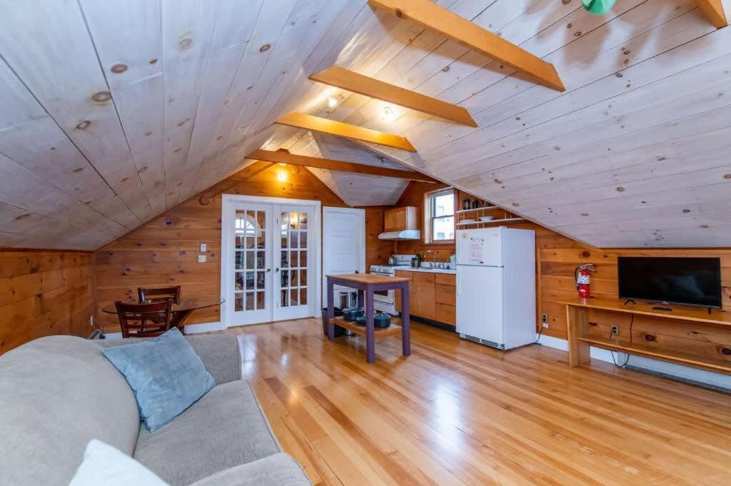 Bright And Cozy Treehouse Apartment Burlington Esterno foto